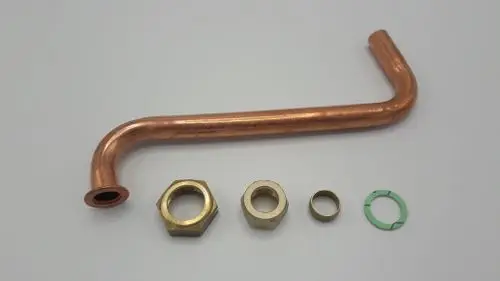 Kupferrohr mit drei verschiedenen Metallverbindungen und Dichtungen, geeignet für Wasserleitungsinstallationen, wie sie von der Marke Remeha genutzt werden.